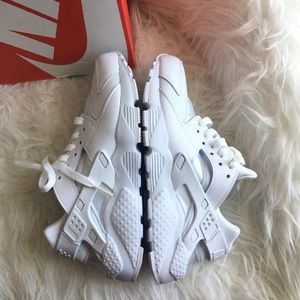 🚫SOLD🚫 Nike Huarache White On White Sz 5GS 6W